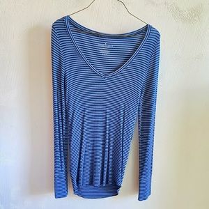 American Eagle stripped v-neck long sleeve shirt